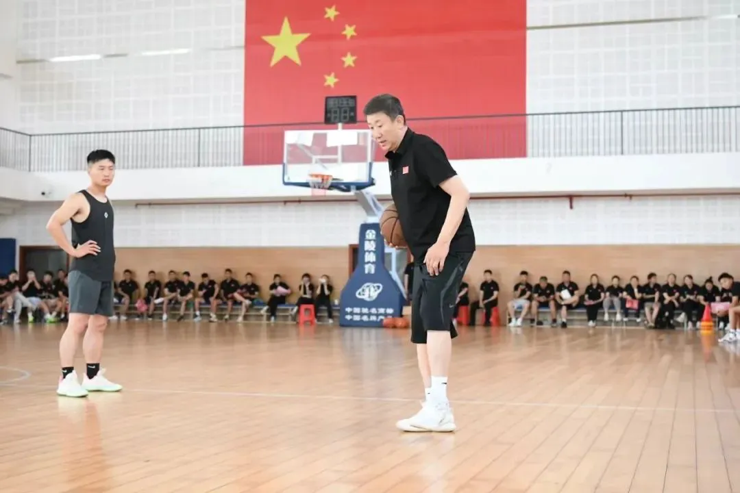 专业篮球运动员推荐的赛事训练计划_1